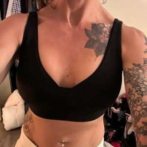 Alo yoga sports bra in black